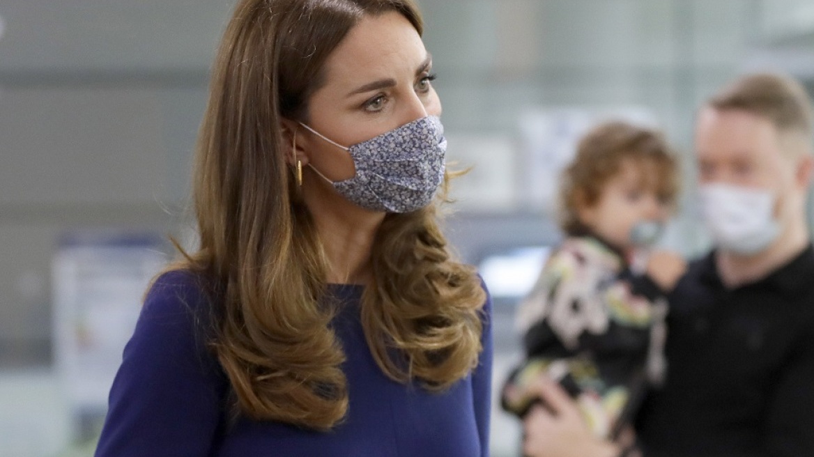 Η Kate Middleton με κατακόκκινο παλτό Alexander McQueen και τσάντα 1.760 ευρώ