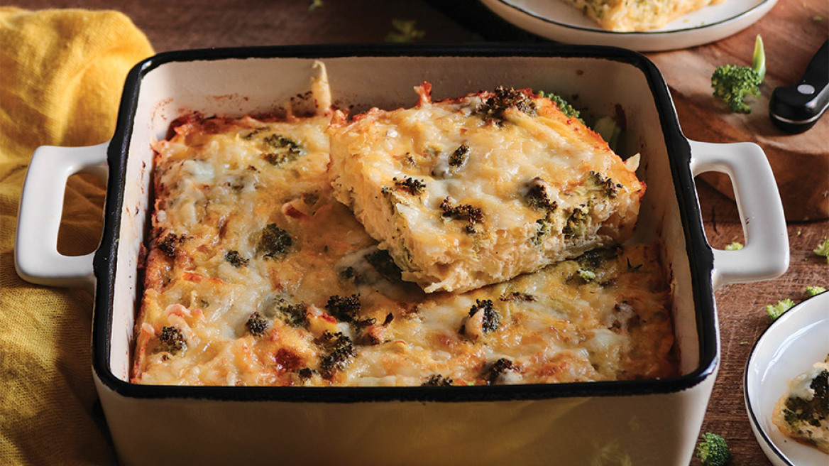 Συνταγή: Αφράτη οµελέτα φούρνου µε µπρόκολο, πατάτες & γραβιέρα