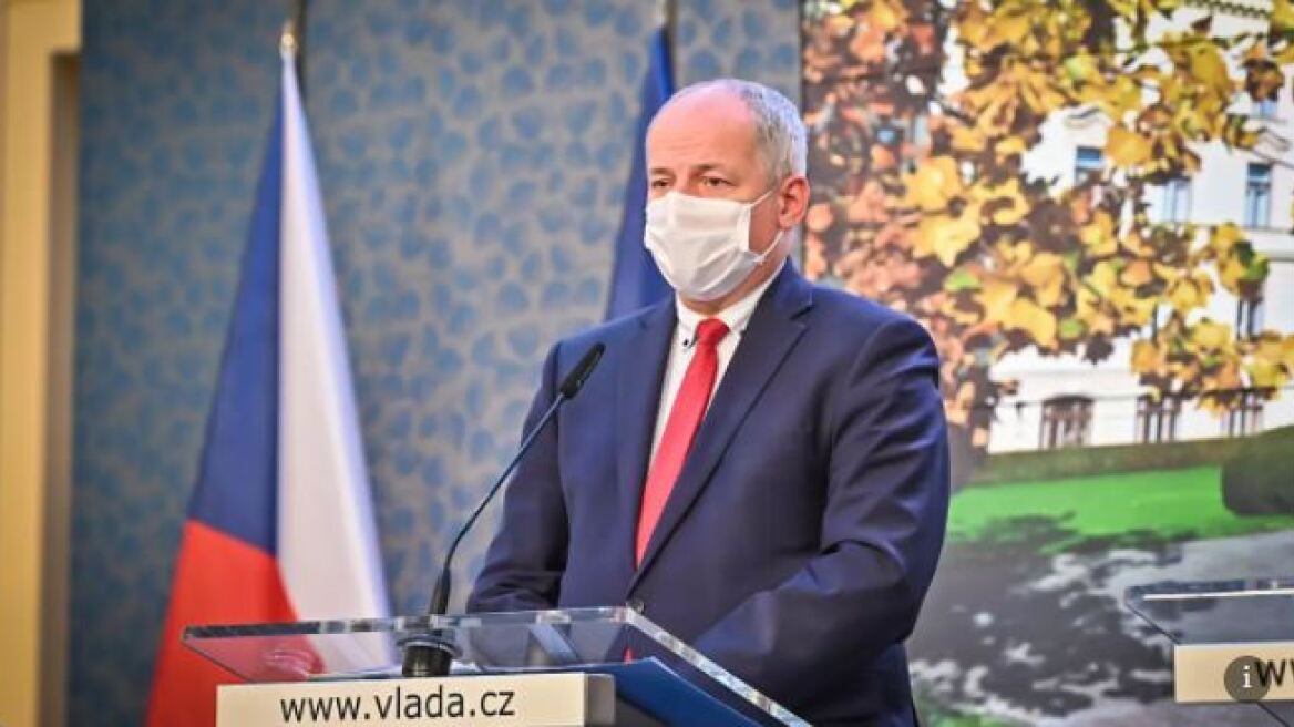 Ο Τσέχος υπουργός Υγείας πιάστηκε επ' αυτοφόρω να παραβιάζει τα μέτρα για τον κορωνοϊό