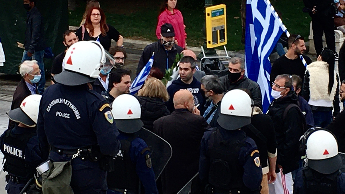 28η Οκτωβρίου: Πήγαν να παρελάσουν στο Σύνταγμα παρά τις απαγορεύσεις