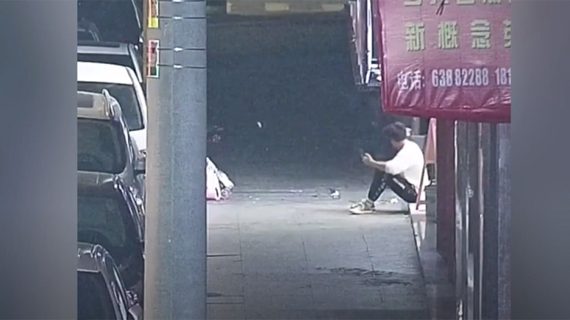 Απίστευτο... βίντεο: Πέταξε το τσιγάρο του και έβαλε φωτιά στα παρκαρισμένα αυτοκίνητα!