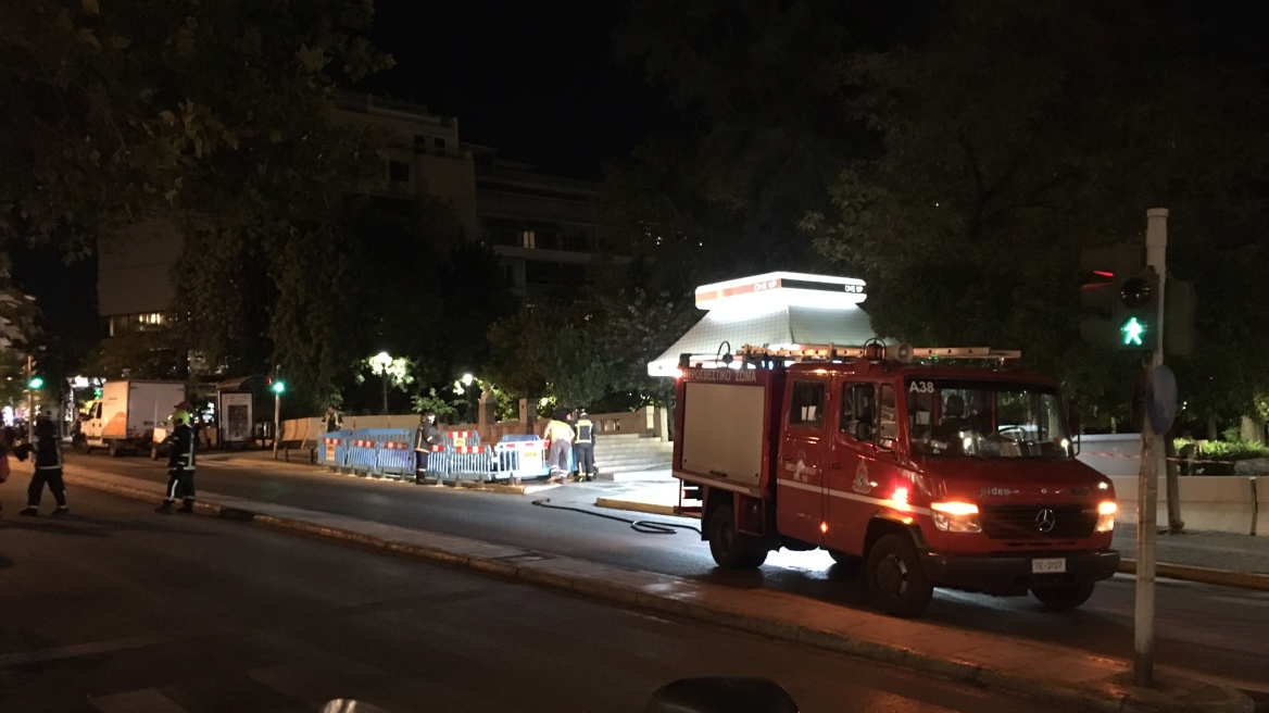Έκρηξη από καλώδια της ΔΕΗ στην πλατεία Κολωνακίου - Αποκλείστηκε το σημείο 