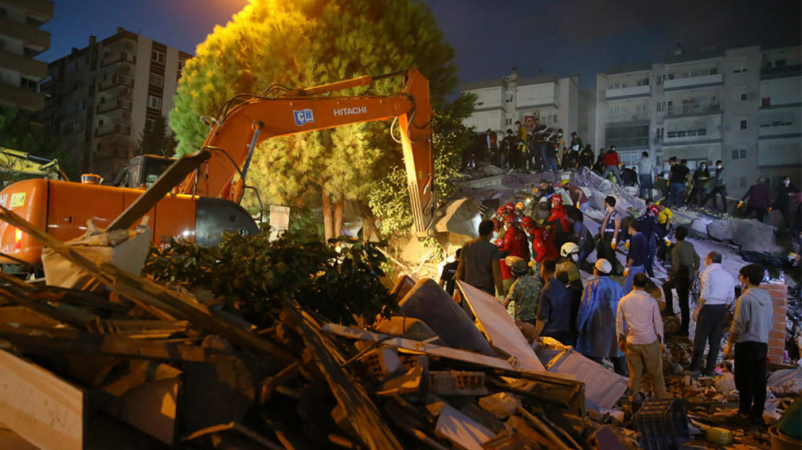 Σμύρνη: Μάχη με το χρόνο για να ανασύρουν τους εγκλωβισμένους από τον μεγάλο σεισμό (βίντεο)