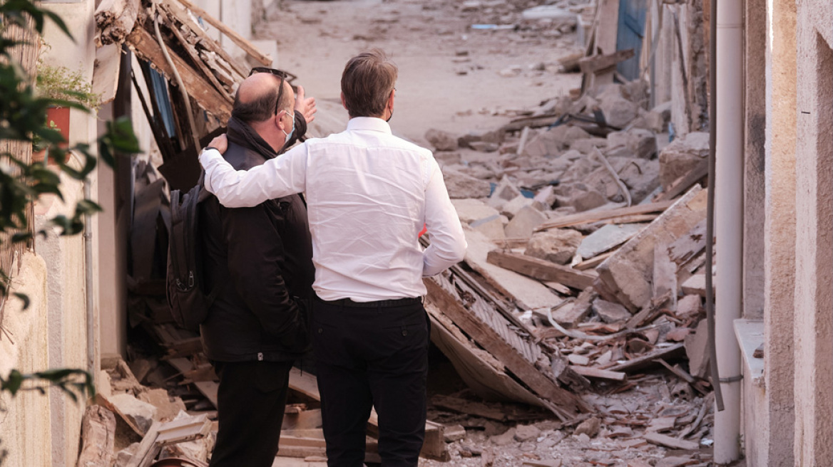 Τραγωδία στη Σάμο: Ο Μητσοτάκης αφήνει λουλούδια στο σημείο που σκοτώθηκαν τα δύο παιδιά (βίντεο)