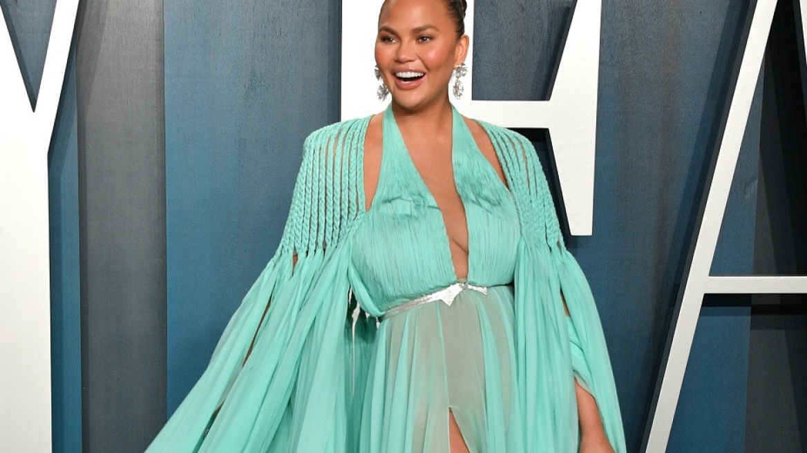 Η Chrissy Teigen γιόρτασε το Halloween ως μπαλαρίνα από την ταινία “Black Swan”