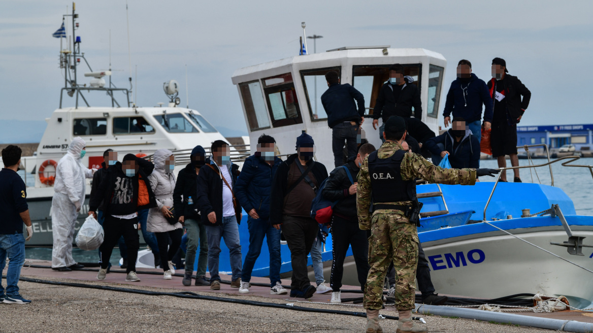 Ηλεία: Έφτασε σκάφος μεταναστών που κουβαλούσε καταδιωκόμενους του Ερντογάν