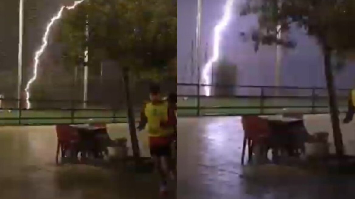 Η στιγμή που πέφτει κεραυνός σε μικρό γήπεδο ποδοσφαίρου