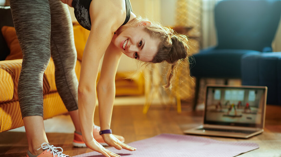 Καραντίνα: Επτά εύκολες ασκήσεις στο σπίτι για δυνατό σώμα και καλή διάθεση