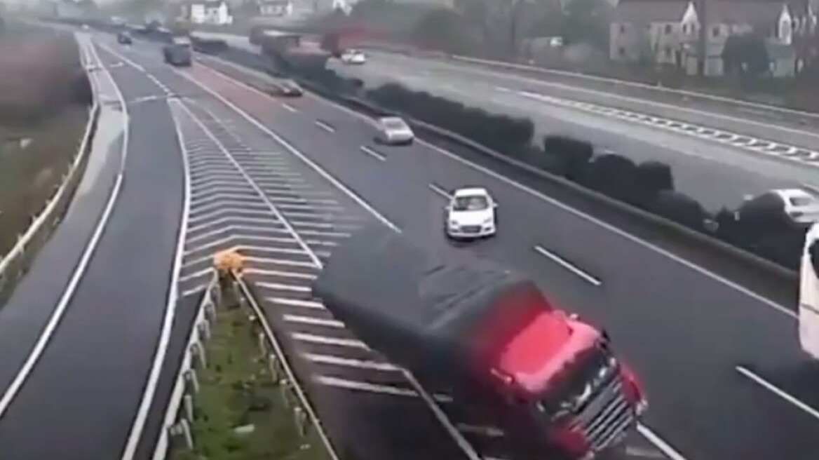 Video: Ο πιο... ηλίθιος οδηγός στον κόσμο προκαλεί πολλαπλά ατυχήματα... 