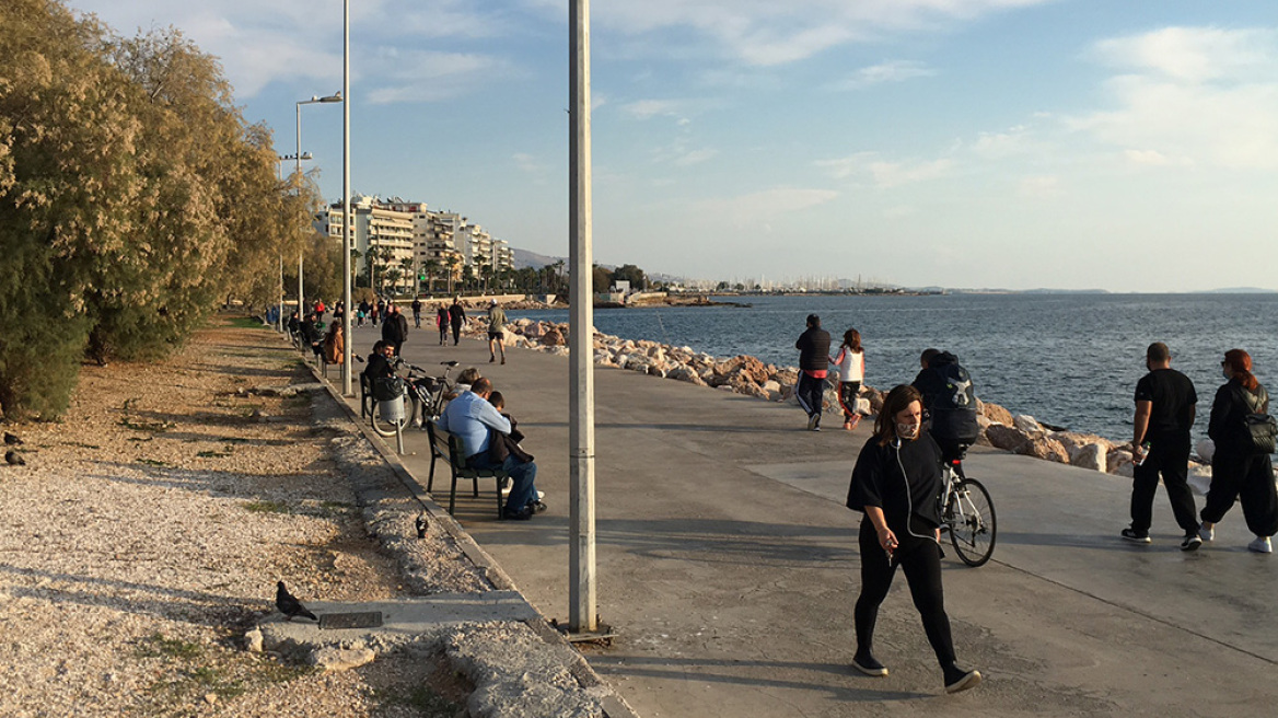Στην παραλία του Φλοίσβου κόσμος με σύμμαχο τον καλό καιρό - Βίντεο και φωτογραφίες