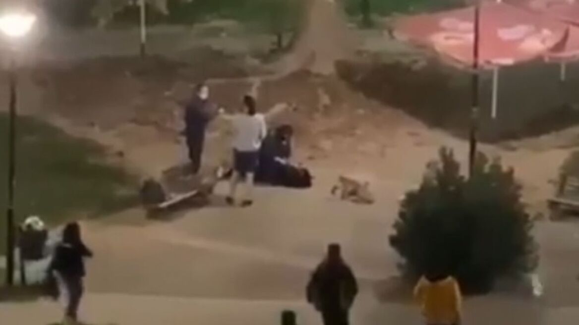 Κορωνοϊός - Καρδίτσα: Σάλος για τη βίαιη σύλληψη 22χρονης λόγω απείθειας στα μέτρα