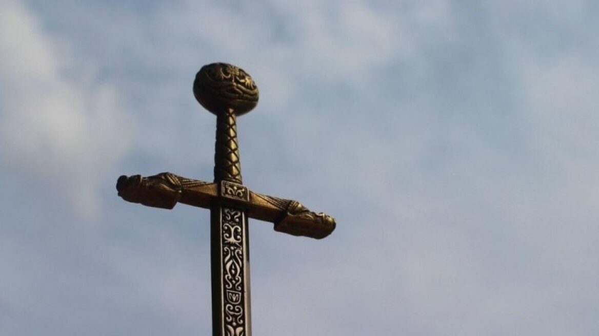  Άνδρας μάζευε μανιτάρια και βρήκε σπαθί 3.300 ετών (pics)