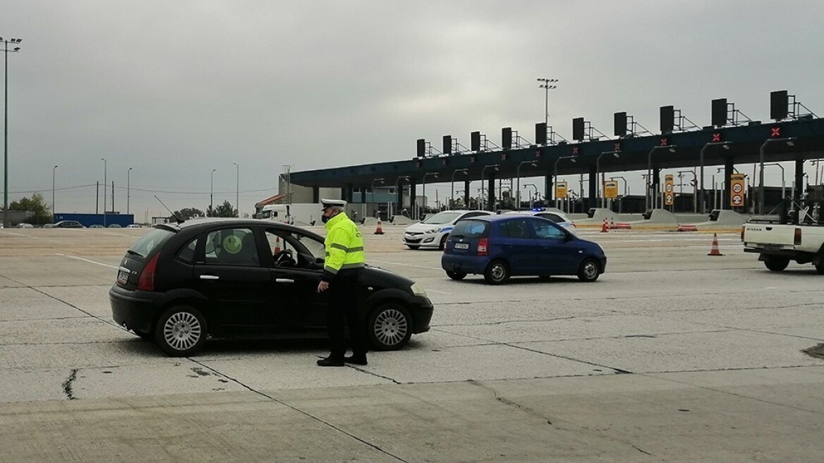 Lockdown: Δεν περνάει τίποτα από τα Διόδια (εικόνες)