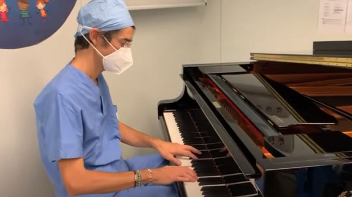 Συγκίνηση στην Ιταλία: Γιατρός έπαιζε πιάνο δίπλα σε 10χρονο ασθενή σε επέμβαση αφαίρεσης όγκου