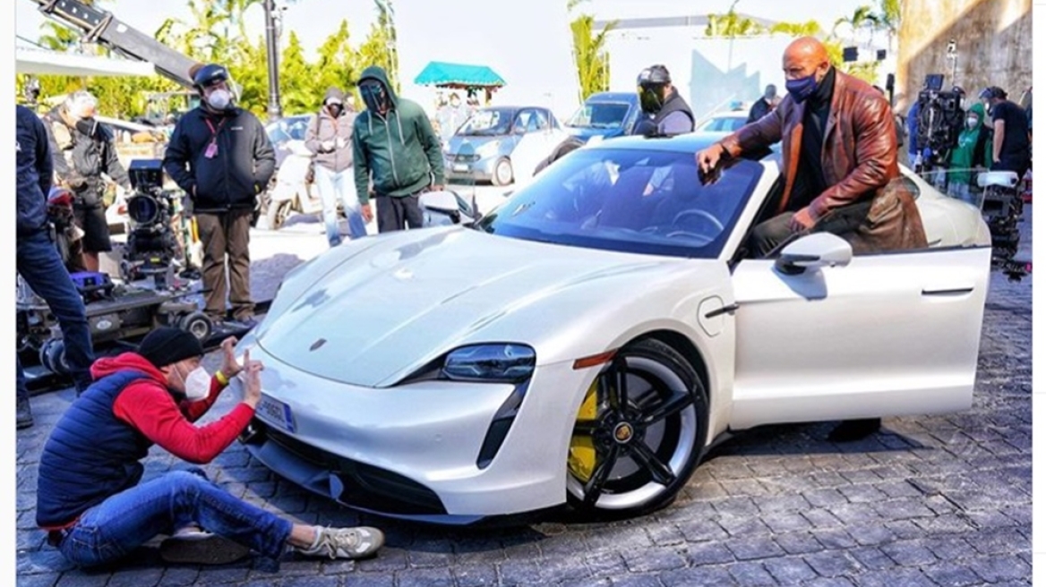 Δεν χώρεσε στην Porsche Taycan ο Dwayne «The Rock» Johnson