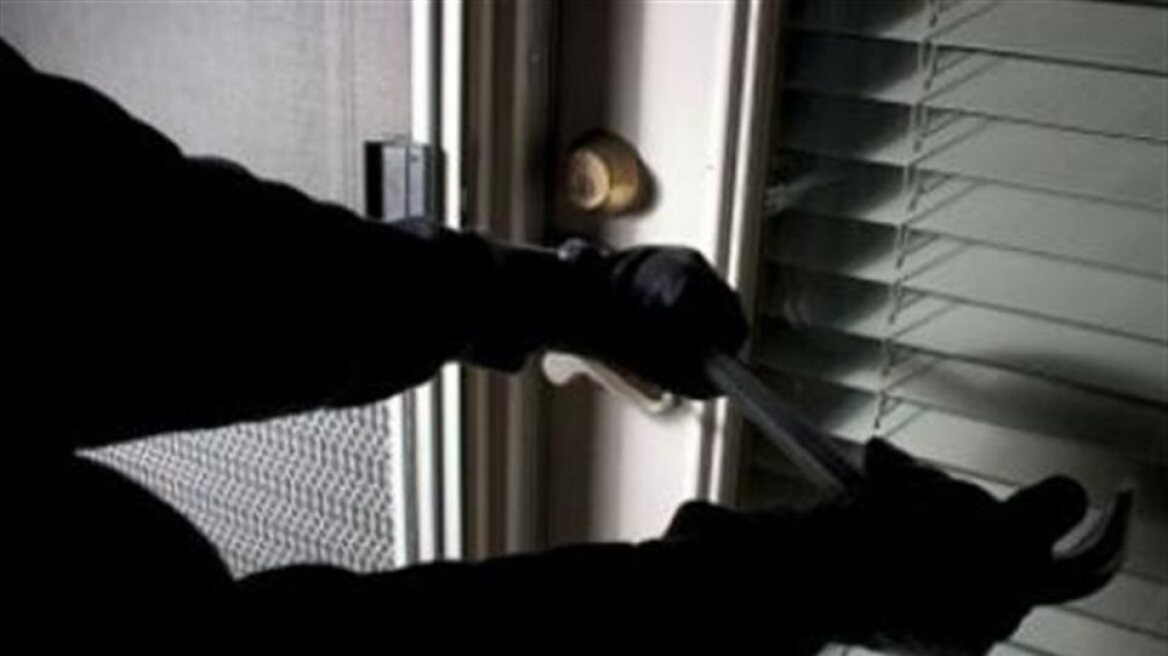 Δυο γυναίκες και ένας άνδρας «άδειασαν» σπίτι στα Χανιά