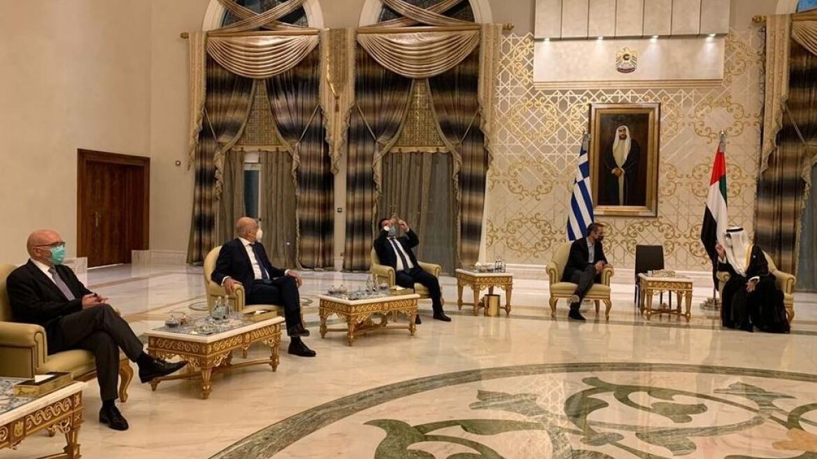 Ο Άδωνις Γεωργιάδης απαντά για τους πολυελαίους - «Περιμέναμε να πάμε στο ξενοδοχείο» 