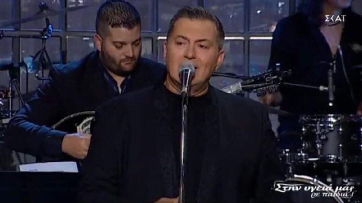 «Θα κλείσω τα μάτια»: Η ερμηνεία του Νίκου Μακρόπουλου στο αφιέρωμα για τον Άκη Πάνου