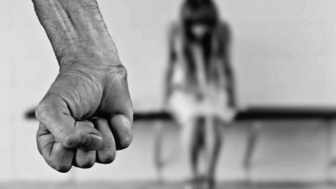 Βίντεο - σοκ: Άντρας επιχειρεί να βιάσει 14χρονη σε ιατρικό γραφείο