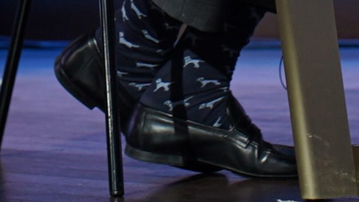 Ο Μπάιντεν φόρεσε κάλτσες με... σκύλους και έγινε viral