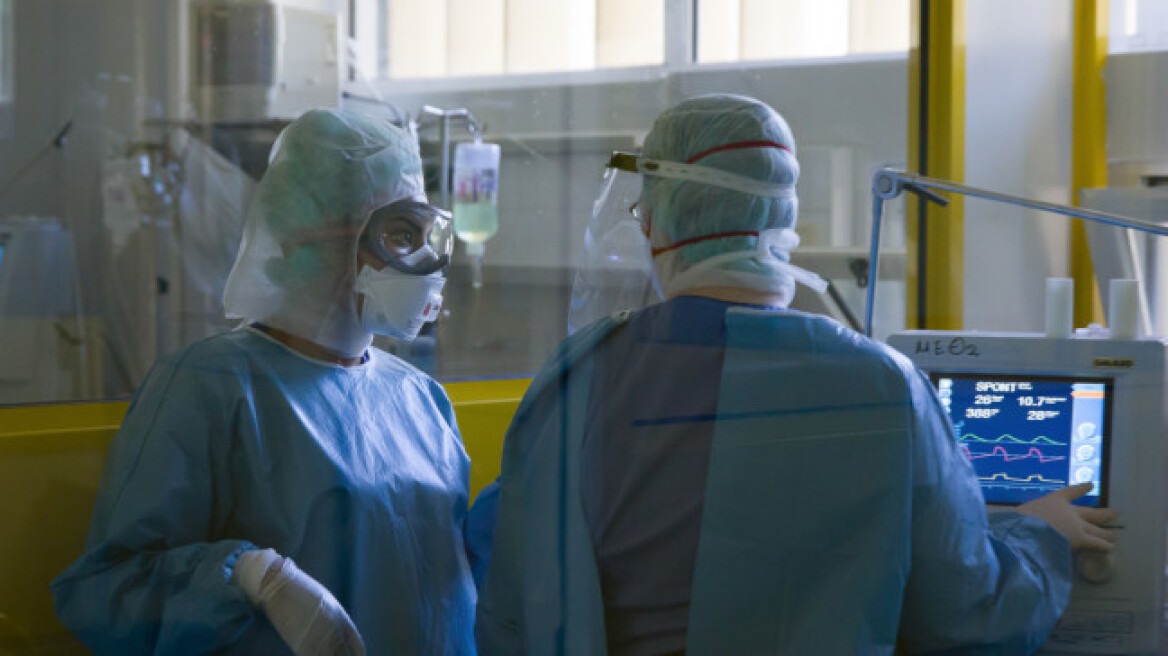 Συγκλονίζει πνευμονολόγος του Σωτηρία: Ηλικιωμένοι μας ζητούν να πάρουμε τα δικά τους πρόσωπα να τα αποχαιρετήσουν