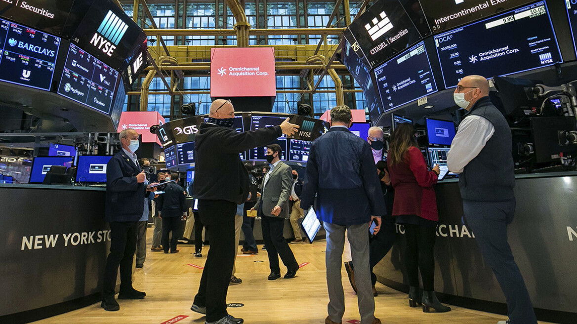 Wall Street: Τα νέα στοιχεία... έριξαν τον Dow από τις 30.000 μονάδες