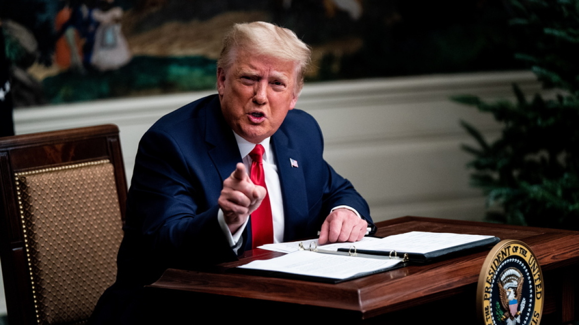 Ντόναλντ Τραμπ: Σάλος στο twitter για τον «γίγαντα» πρόεδρο που έκατσε σε μικρό γραφείο