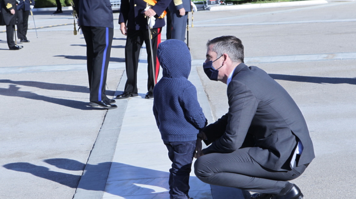 Όταν ο Κώστας Μπακογιάννης παίρνει τον γιο του, Δήμο στη δουλειά! Φωτογραφίες 