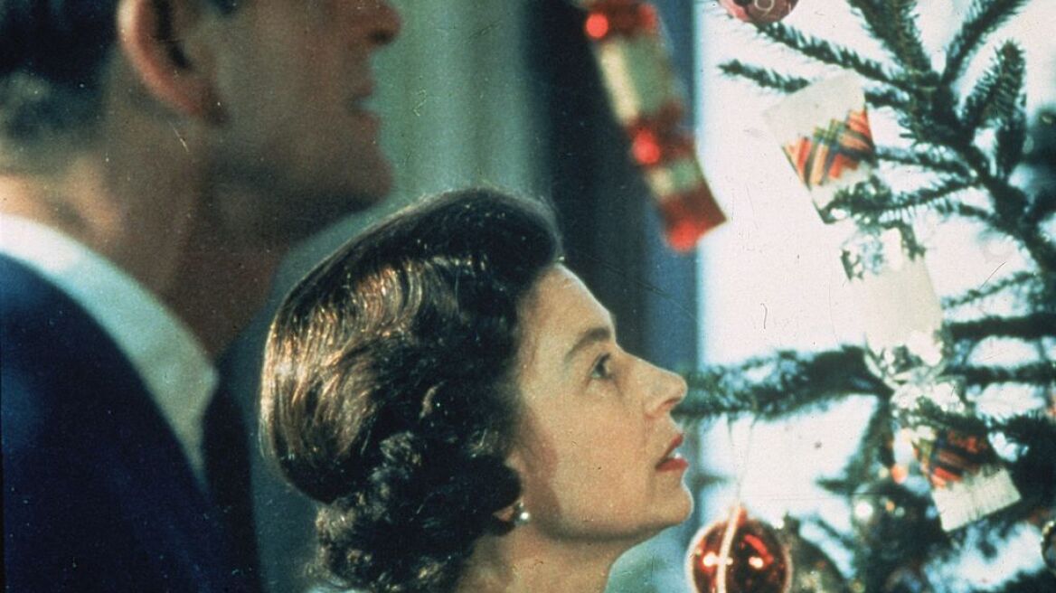 Χριστούγεννα στο βρετανικό παλάτι: Σπάνιες φωτογραφίες αρχείου με τη βασιλική οικογένεια σε γιορτινή διάθεση