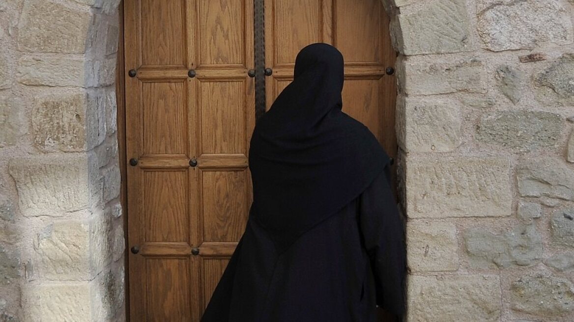 Συνελήφθη 52χρονη στα Χανιά - Είχε ντυθεί καλόγρια και πούλαγε κομποσκοίνια και εικόνες