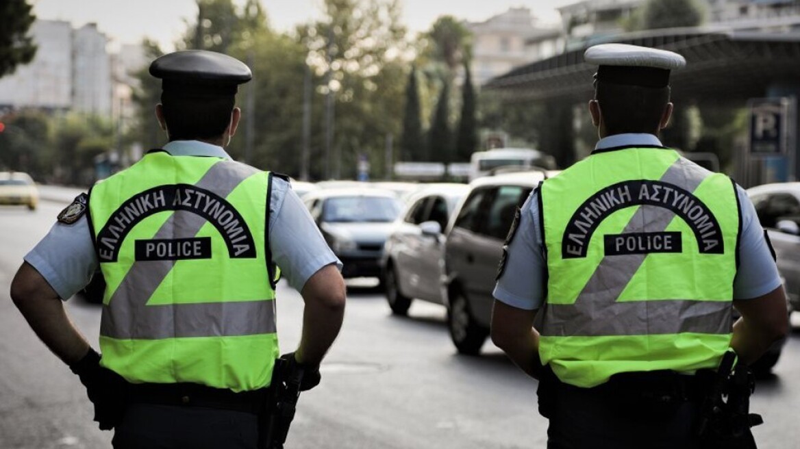 Προσοχή: Μάσκα στο αυτοκίνητο πότε πρέπει να τη φοράμε; - Πότε «πέφτει» το 300άρι