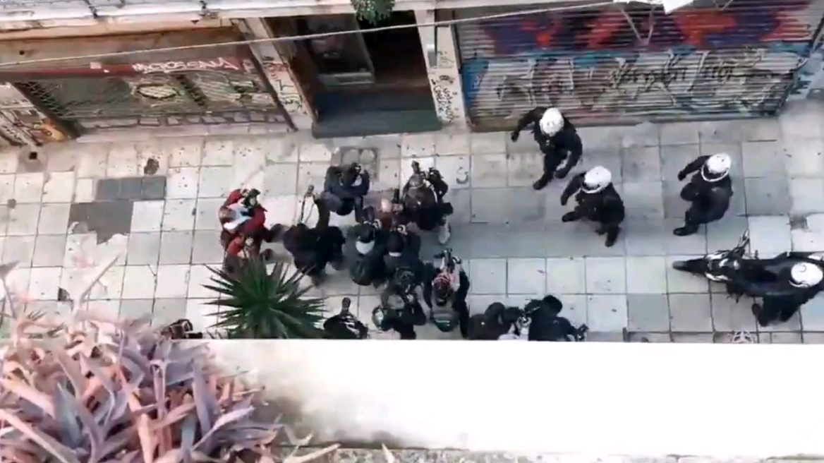 Επέτειος Γρηγορόπουλου: Αστυνομικοί ρίχνουν κρότου λάμψης σε πολυκατοικία - Δείτε βίντεο