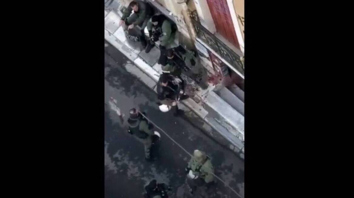 Τι υποστηρίζει ο αστυνομικός που  «έπαιξε» με την ανθοδέσμη για τον Γρηγορόπουλο