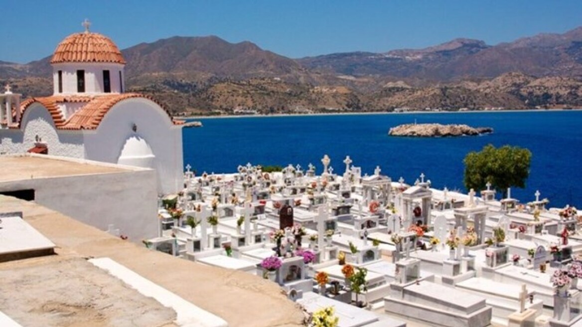 Κάρπαθος: Έβαλαν μουσική και φωτορυθμικά σε νεκροταφείο για τη γιορτή του Αγίου Νικολάου