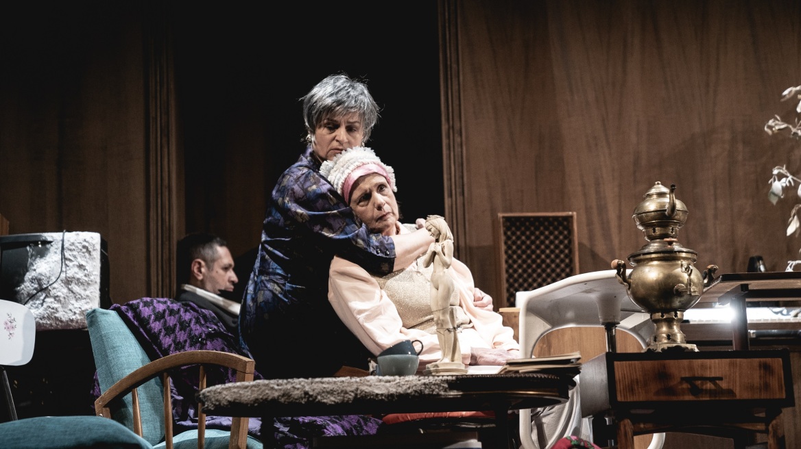 «Τρεις αδελφές»: Η παράσταση του Δημήτρη Καραντζά για ένα ακόμη τριήμερο στο διαδίκτυο