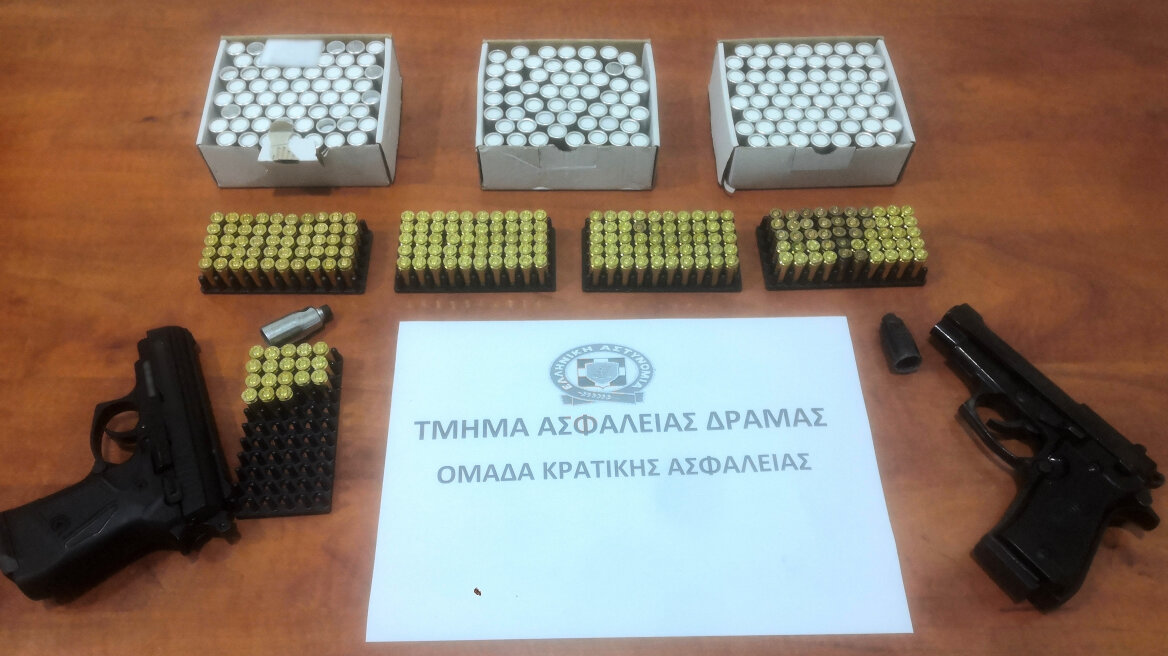 Δράμα: Όπλα και δεκάδες φωτοβολίδες σε σπίτι
