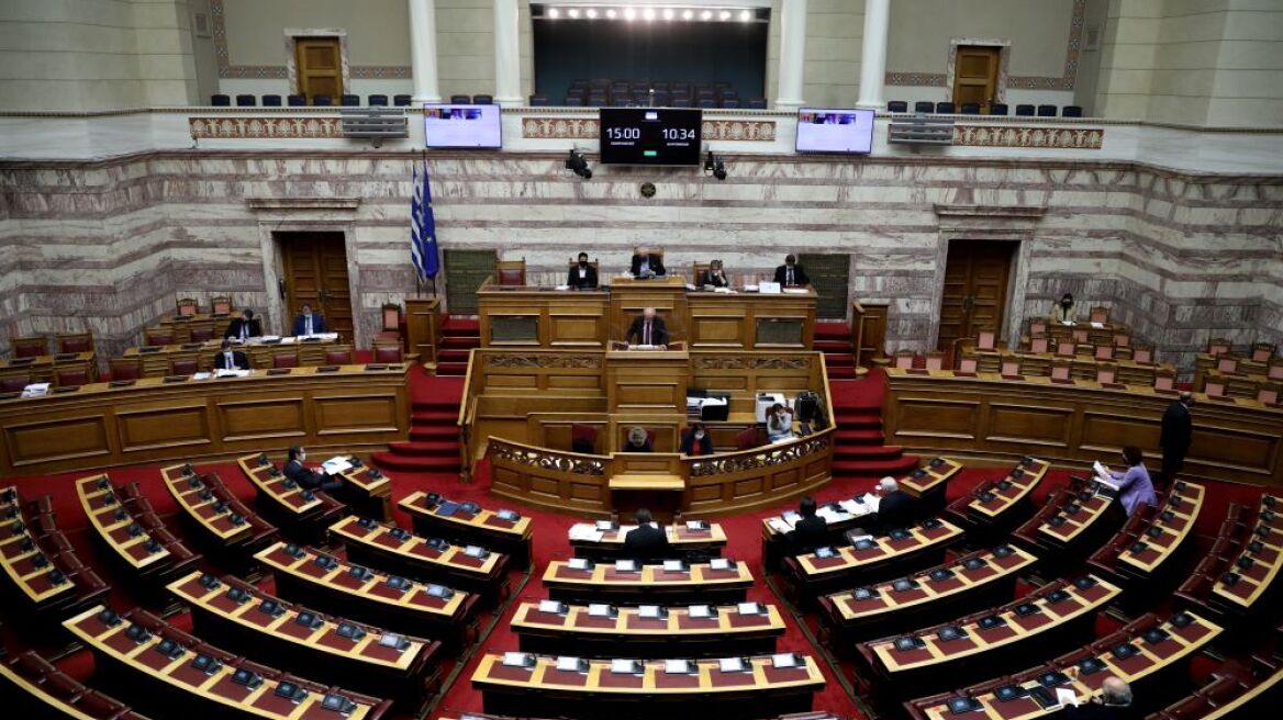Στη Βουλή το νομοσχέδιο για την εισαγωγή στα ΑΕΙ, τους «αιώνιους» φοιτητές και την πανεπιστημιακή αστυνομία