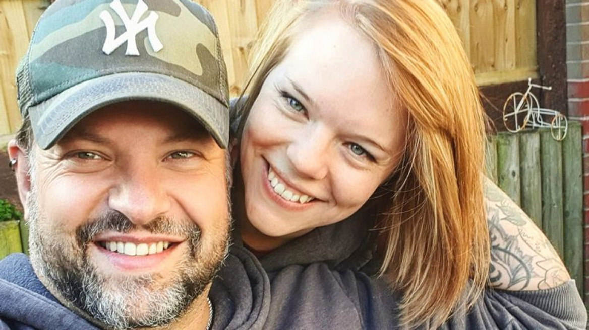 Βρετανία: Ζευγάρι γνωρίστηκε μέσω εφαρμογής γνωριμιών στο πρώτο lockdown και τώρα περιμένει πανομοιότυπα τρίδυμα