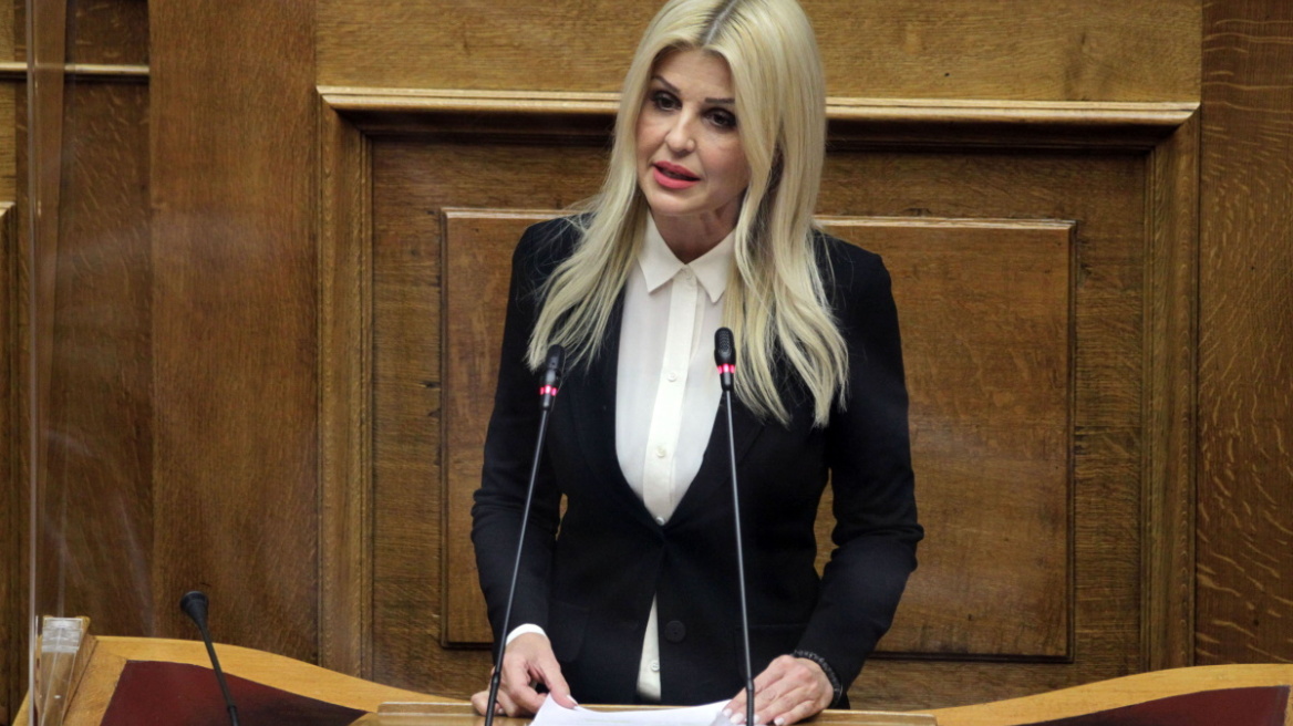 Άγνωστοι πέταξαν μπογιές στο γραφείο της Έλενας Ράπτη