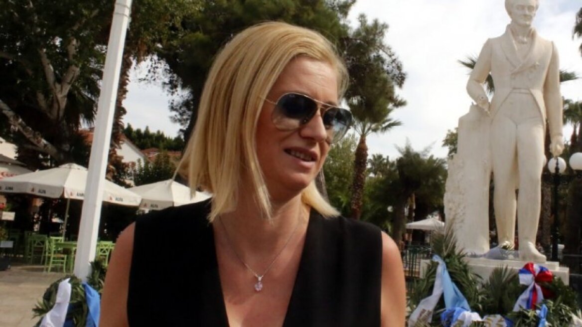 Η Ραχήλ Μακρή το τερμάτισε: «Αποκάλυψε» το... κρυφό μήνυμα στο εμβόλιο της Moderna