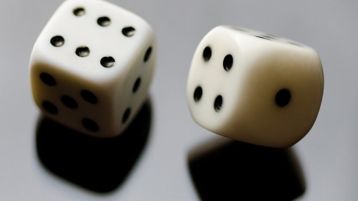 Το έριξαν στα ζάρια σε καφενείο στη Σύρο