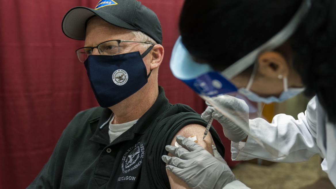 Κορωνοϊός: Ο υπουργός Άμυνας των ΗΠΑ εμβολιάστηκε μπροστά στην κάμερα