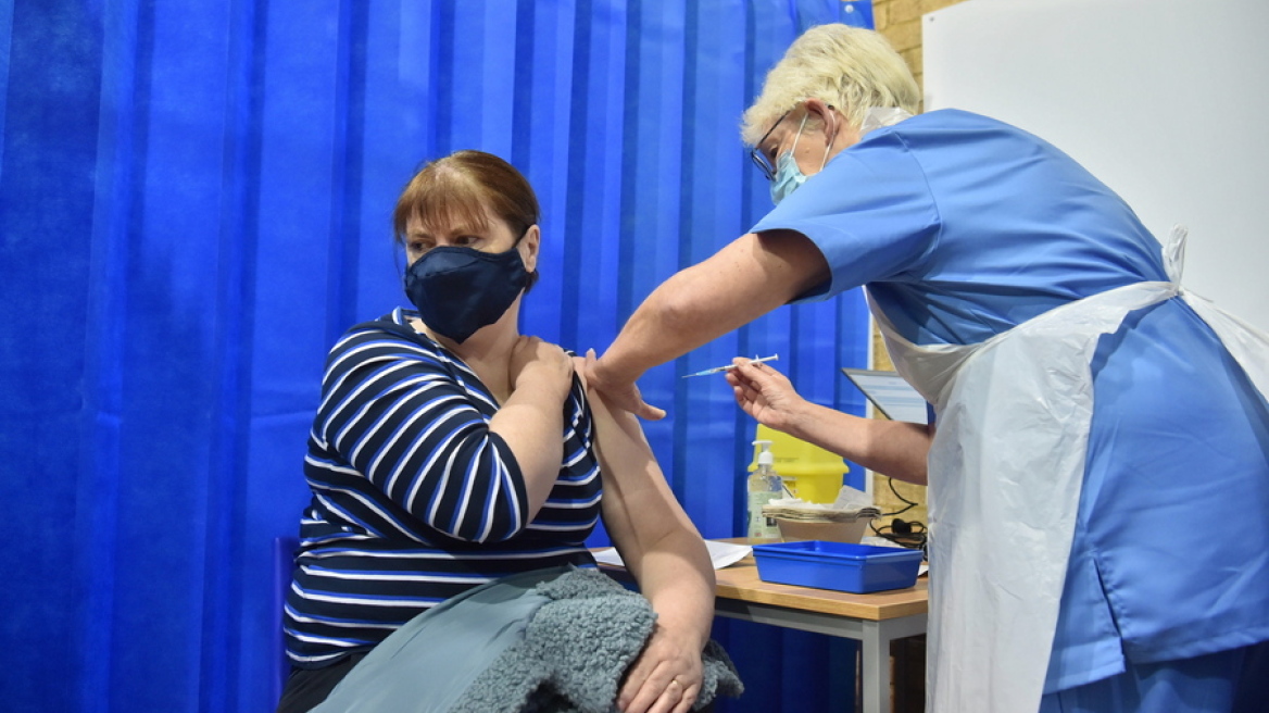 Βρετανία: Μέχρι τέλη Ιουλίου όλοι οι ενήλικες θα έχουν λάβει την πρώτη δόση του εμβολίου