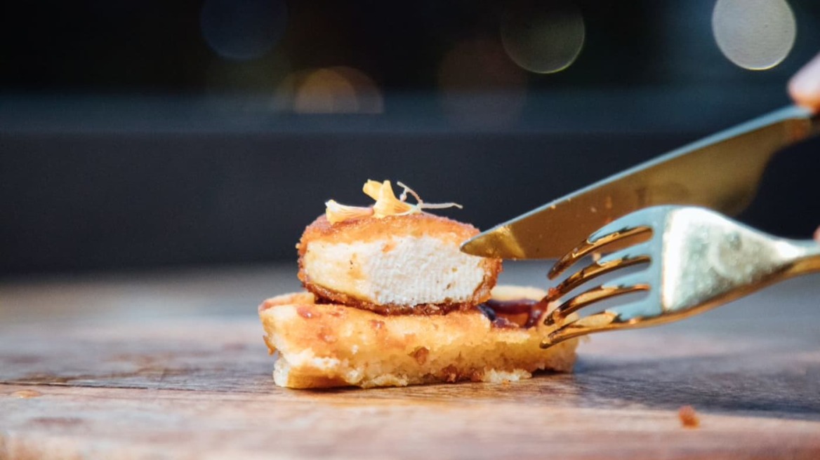 Αυτό είναι το πρώτο εστιατόριο που σερβίρει τεχνητό κοτόπουλο – Τα πιάτα του «1880»