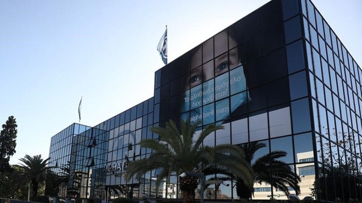 «To αληθινό χαμόγελο δεν κρύβεται!»: Η Alpha Bank «ντύνει» τα καταστήματά της με χαμόγελα
