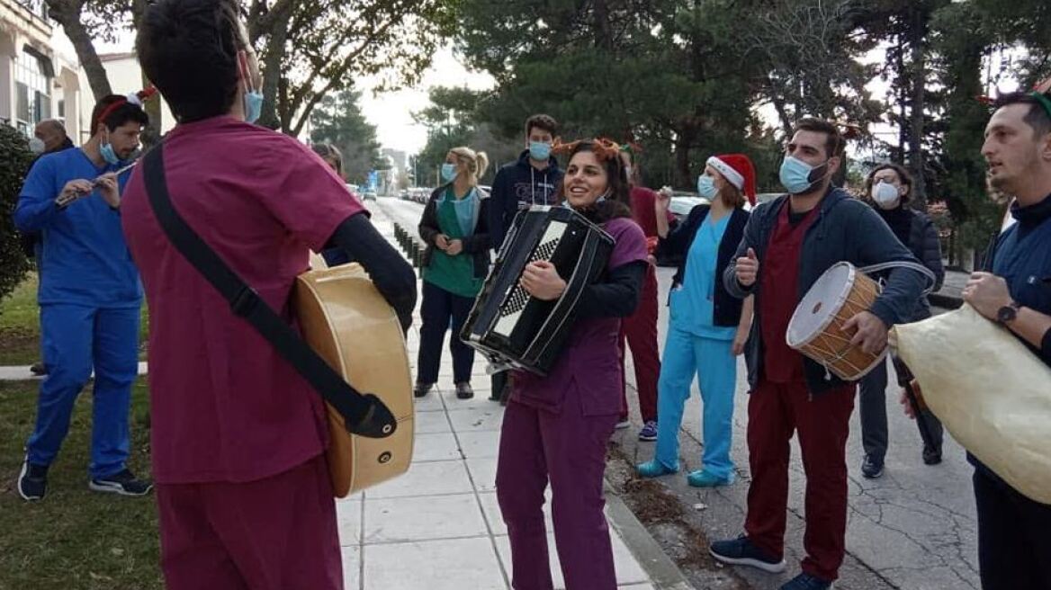 Συγκίνηση στο «Παπανικολάου»: Κάλαντα στα παράθυρα των κλινικών Covid από ειδικευόμενους γιατρούς