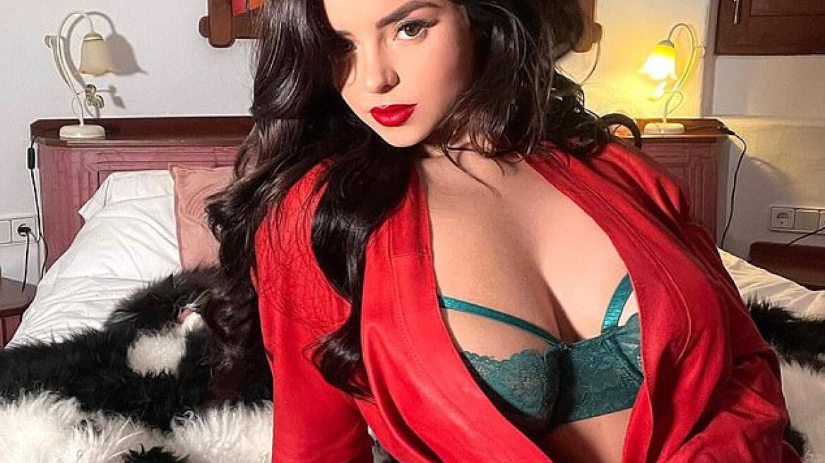 Η Ντέμι Ρόουζ ποζάρει στο κρεβάτι και στέλνει μήνυμα στον «Άγιο Βασίλη»
