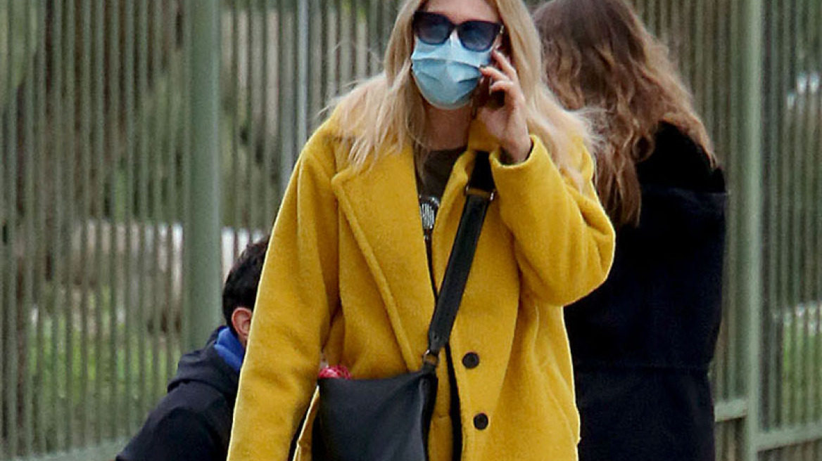 Σμαράγδα Καρύδη: Βόλτα στη Διονυσίου Αρεοπαγίτου με άψογο στυλ