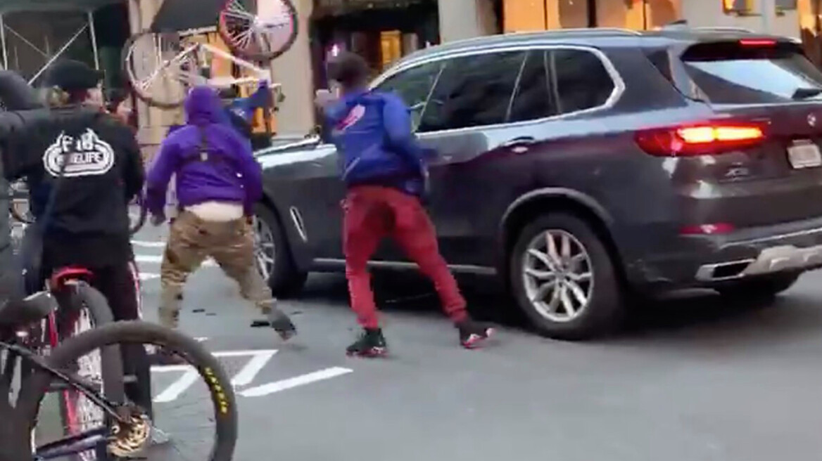 Βίντεο: Συμμορία εφήβων με ποδήλατα επιτίθεται και κάνει «γυαλιά-καρφιά» BMW στο Μανχάταν
