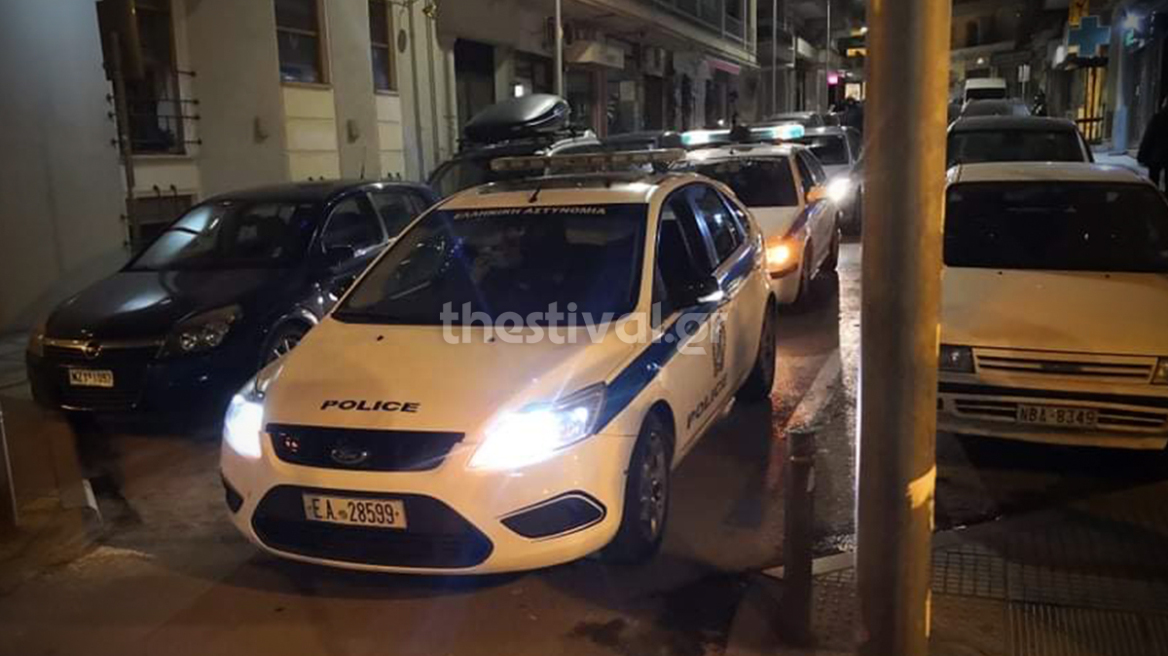 Θεσσαλονίκη: Αστυνομική επέμβαση λόγω συνωστισμού στη συναυλία των μπαλκονιών
